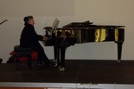 Foto von der Klavierspielerin, die zur musikalischen Unterhaltung beigetragen hat - Wird in einem neuen Fenster geffnet